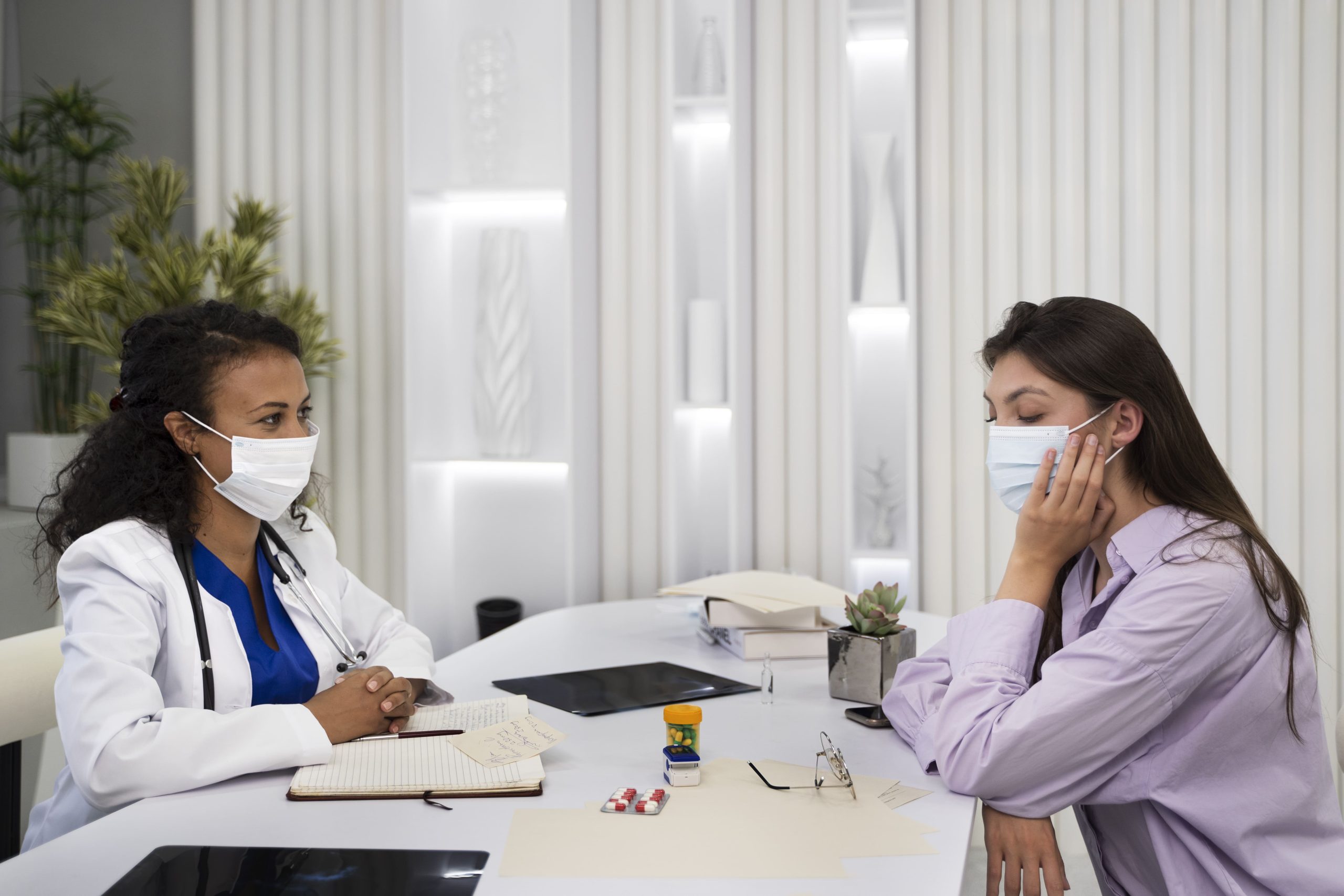 side-view-doctor-patient-wearing-masks (1)